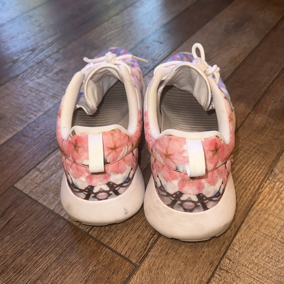 Gorgeous flower print Nike women’s size 11.5 EU 44 UK 9 tennis shoe - Picture 4 of 13